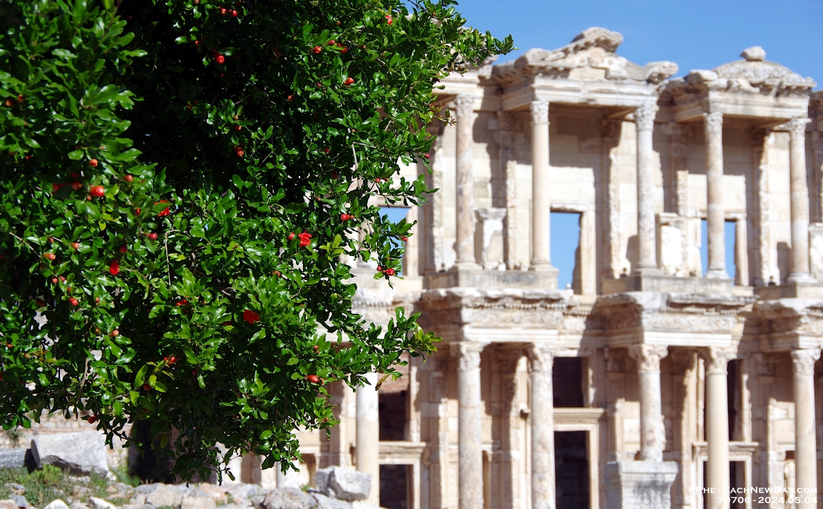 70706CrLeUsm - Footsteps of Paul - Exploring the ruins of Ephesus
